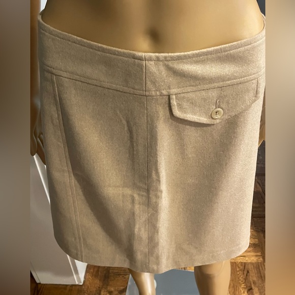 Adorable Banana Republic mini skirt in size 6! - Picture 3 of 15